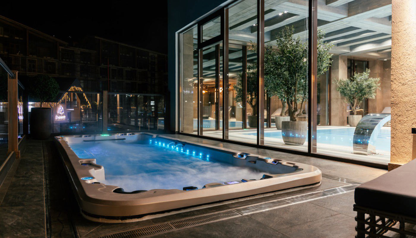 Отдых в джакузи отеля Архыз — тепло на фоне заснеженных вершин