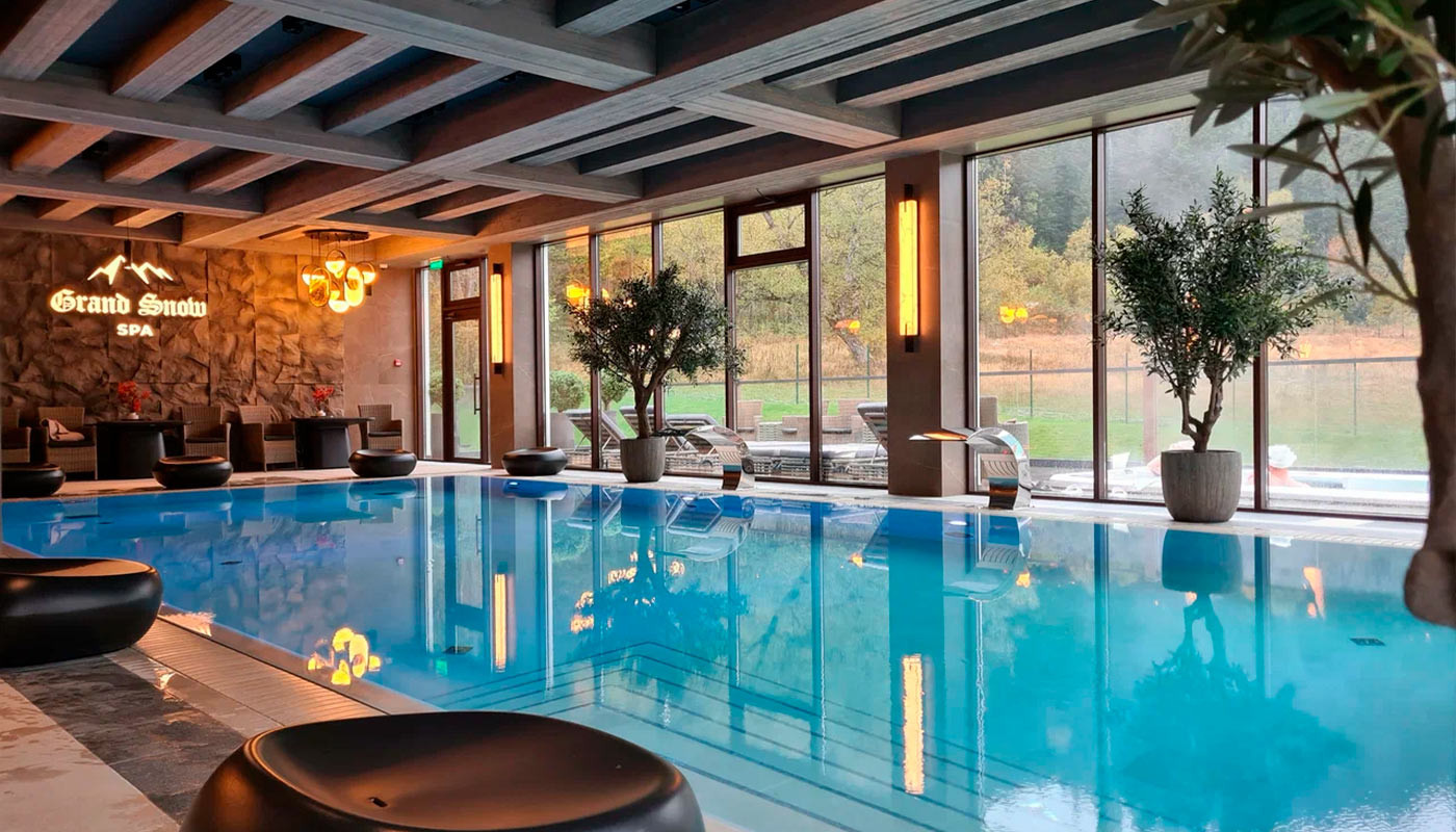 Архыз отель 5 звезд с бассейном: Плавайте среди гор круглый год, не выходя из отеля